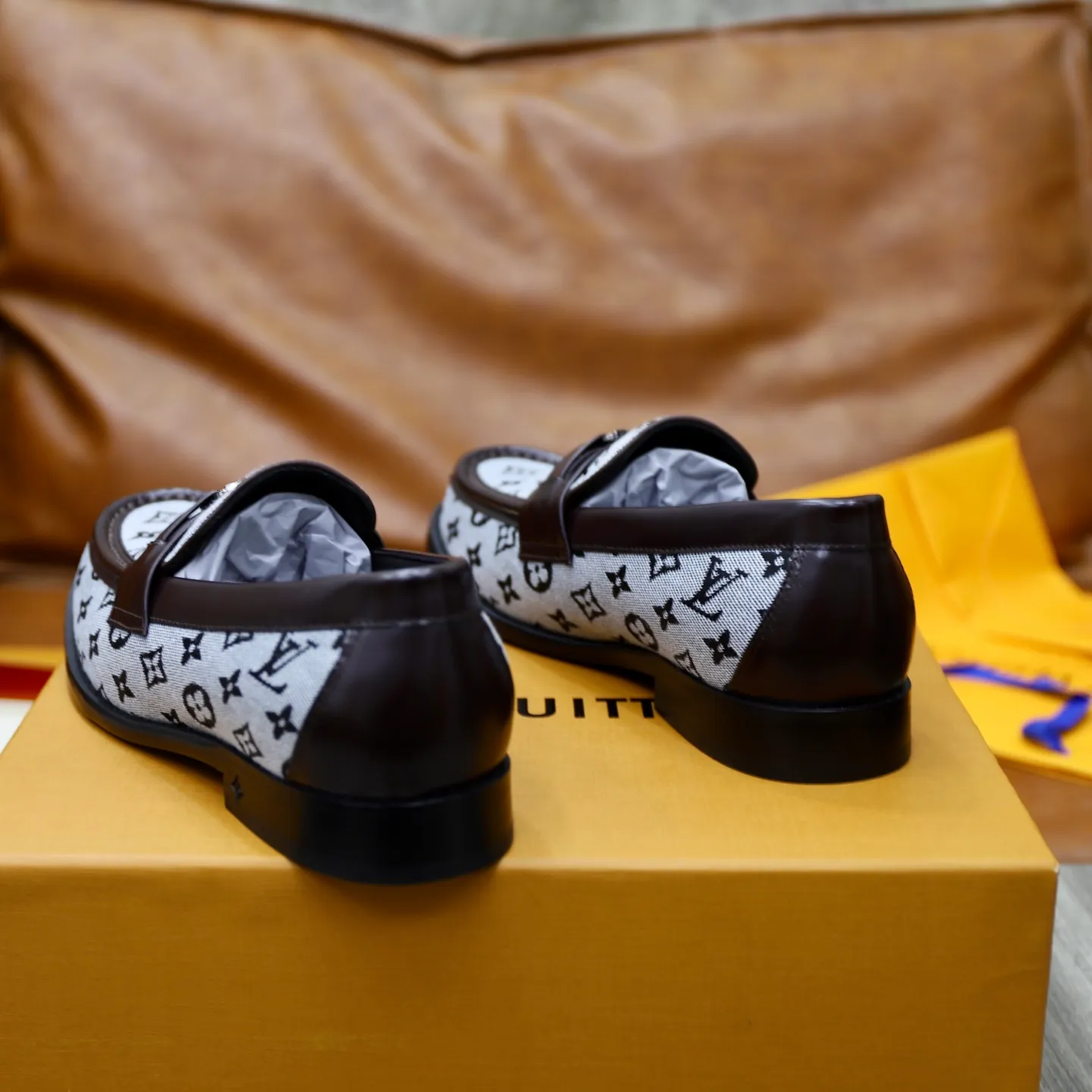 Men's Men's Shoes💰💰920LV Louis Vuitton Slip-on Loafers, top quality products from Guangzhou, ready for sale! This LV Glove loafer is made of selected soft cowhide, with a slightly wrinkled leather surface and a very high-end texture. Each pair is unique. The leather surface is light and soft, with a fine texture and good luster. It is a classic loafer style, with exquisite handmade mark stitching on the toe, and a square toe configuration to highlight the classic style. The horizontal band has hot-printed LV three-dimensional letters, semi-solid handcrafts and a genuine leather outsole, and a rubber patch on the heel to create wear-resistant performance and comfort. One of the must-have loafers for men! Comes with full original packaging! Code number: 38-39-40-41-42-43-44 (38, 45, 46 customized) standard leather shoe code